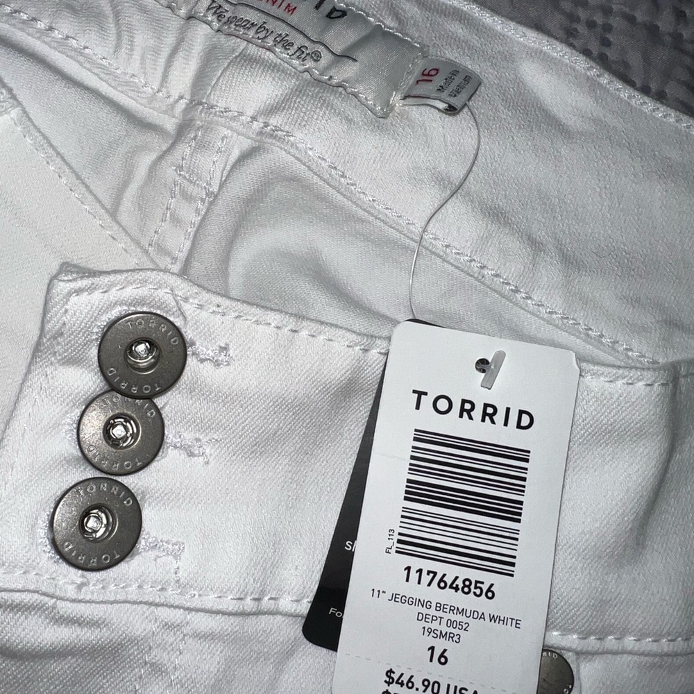 11” White Jegging Bermuda shorts - Picture 2 of 4
